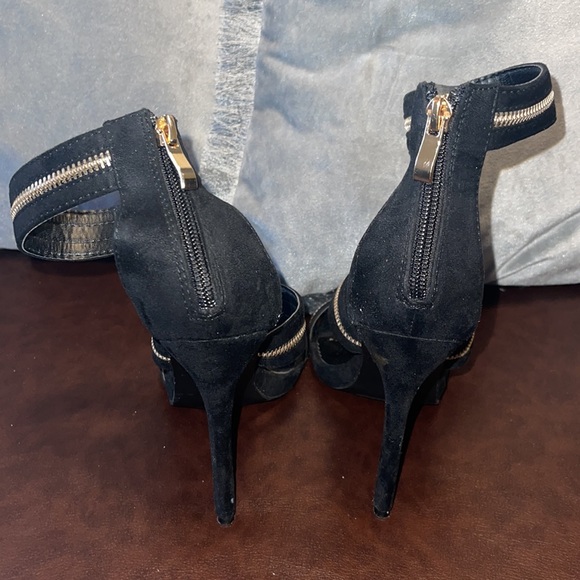 Joyce Lessie. Size 8. Light worn! No Box! Color: Black/Gold - Picture 4 of 4